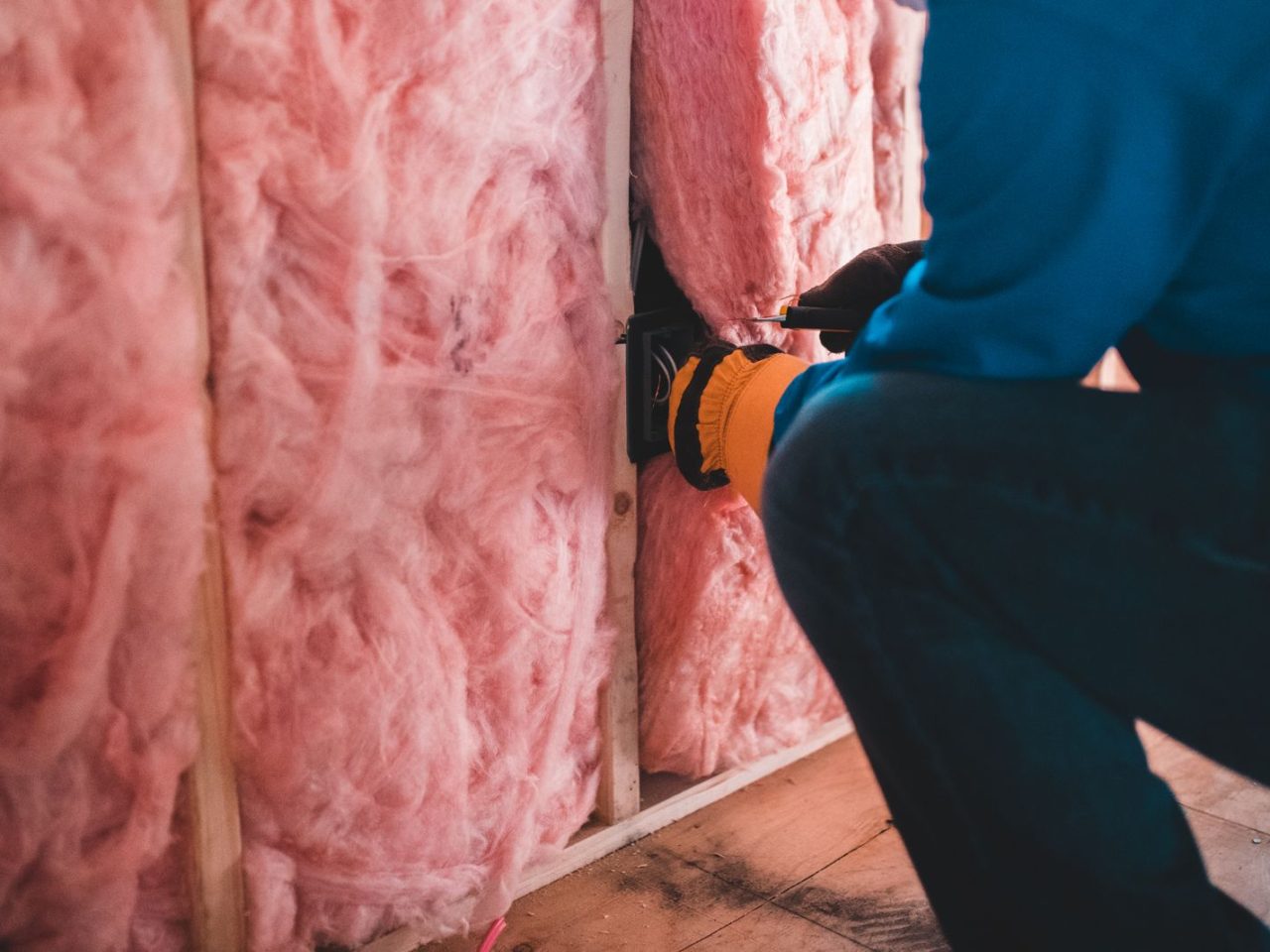 Ēkas siltināšanas darbi ar siltumizolācijas materiālu